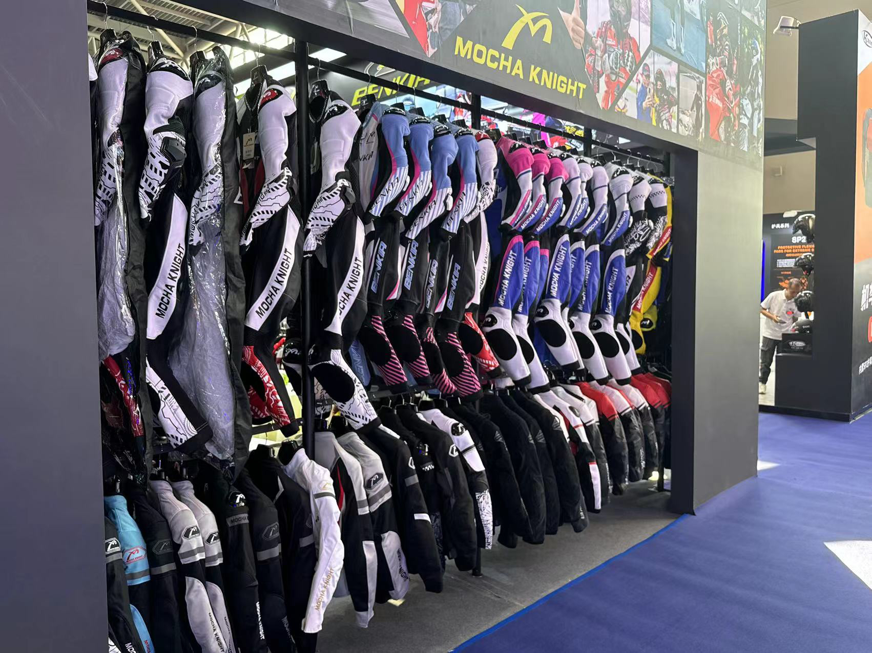 鹏城摩卡骑士摩托车赛道连体皮衣男女款童款量身定制维修宾骑亚