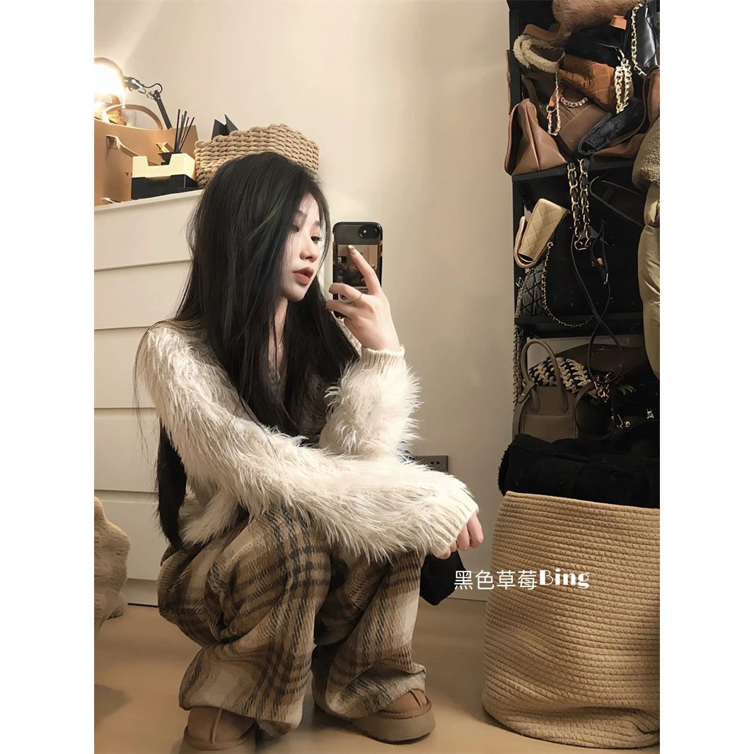 美拉德穿搭秋冬高级感慵懒风仿水貂绒短款毛衣格纹阔腿裤两件套女
