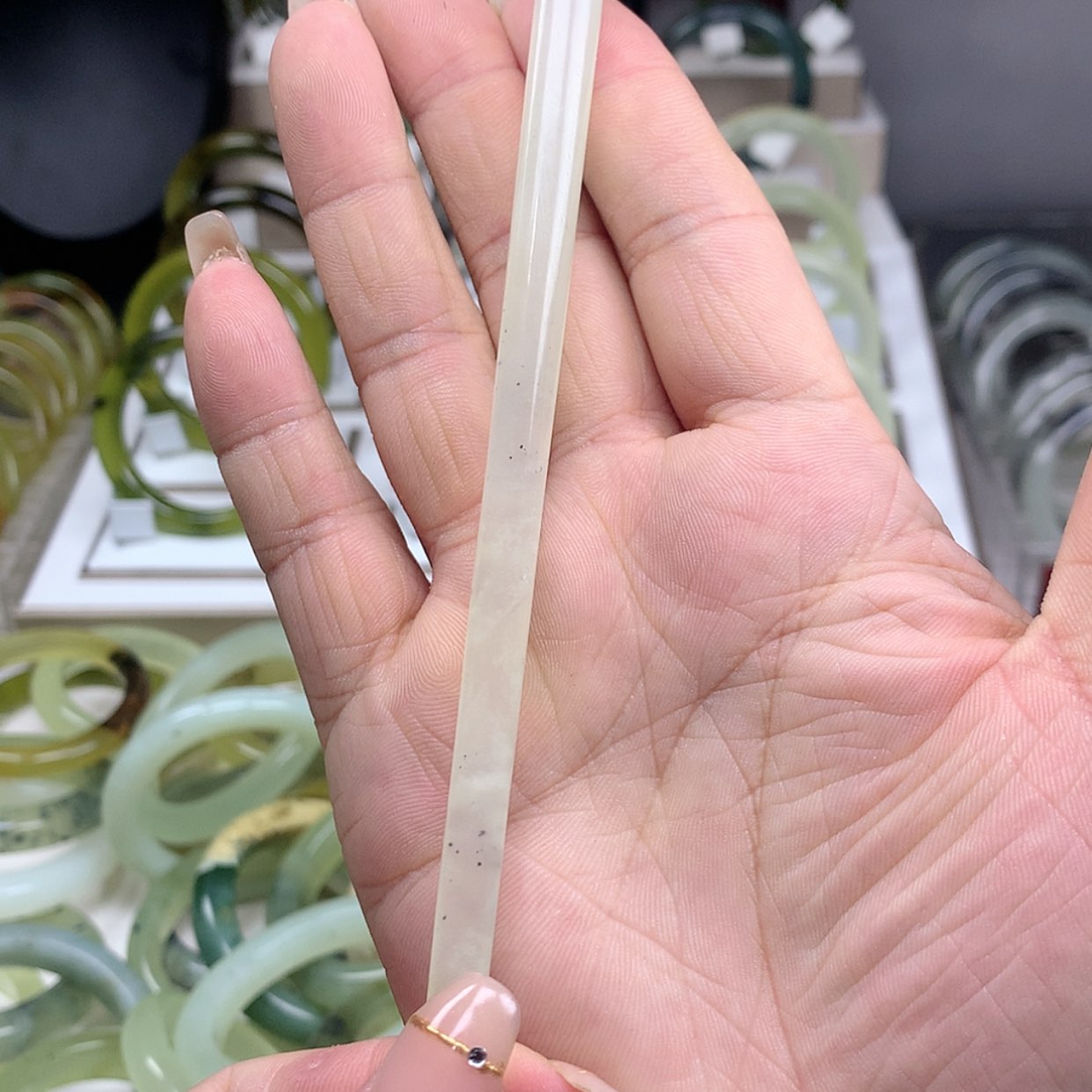 【闪购商品】蛇纹石玉手镯未镶嵌一****咩
