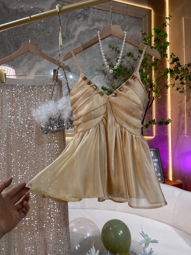 （Xy推荐） 法式独特别致内搭上衣杏色烫钻褶皱v领小香风吊带背心