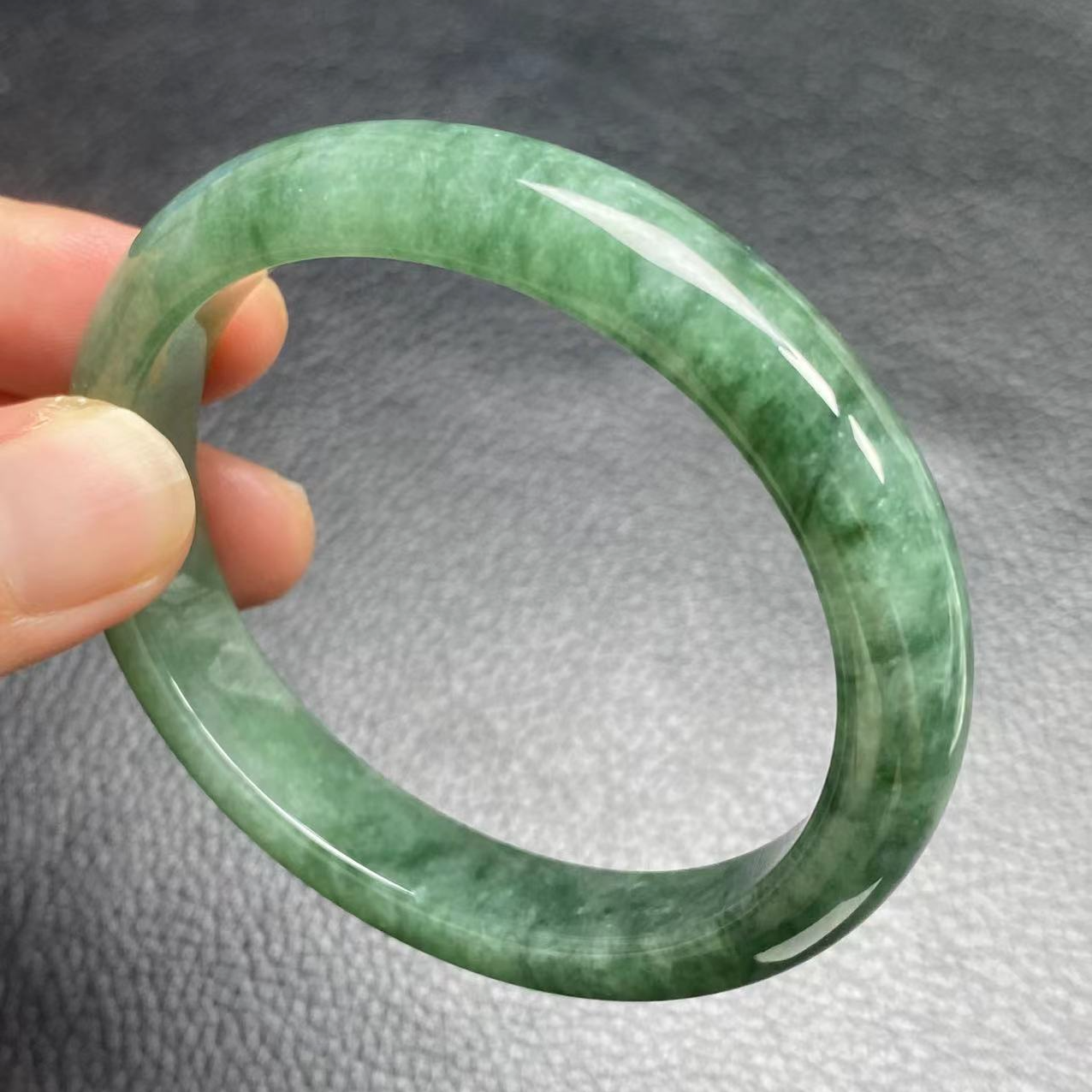 天然翡翠手镯飘绿贵妃精美