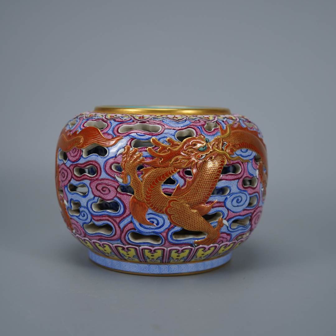 10642清乾隆剔刻描金镂空龙纹小罐