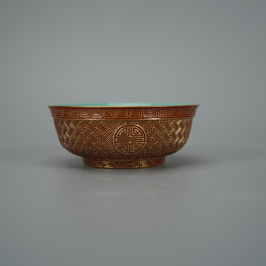 10671清乾隆矾红剔刻描金万寿无疆碗