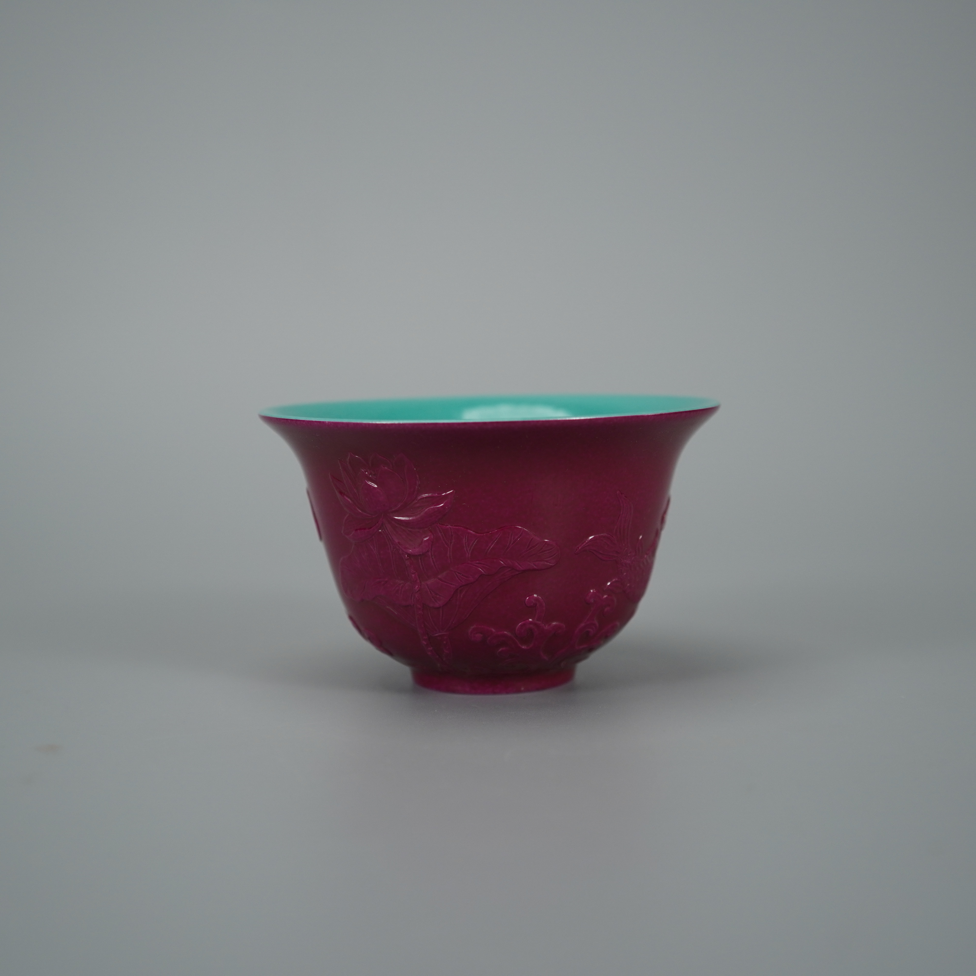 10260清道光胭脂红釉地剔刻莲莲有鱼铃铛杯