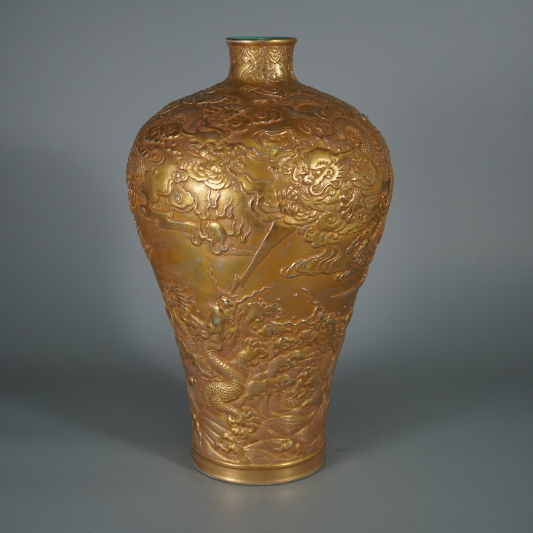 11187清乾隆剔刻描金龙纹梅瓶