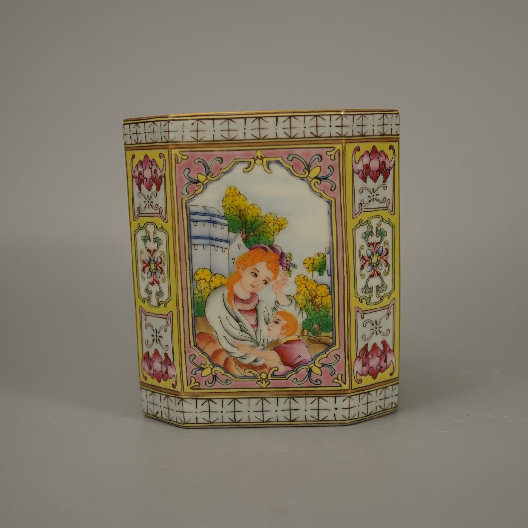 10729清乾隆开光洋彩八棱笔筒