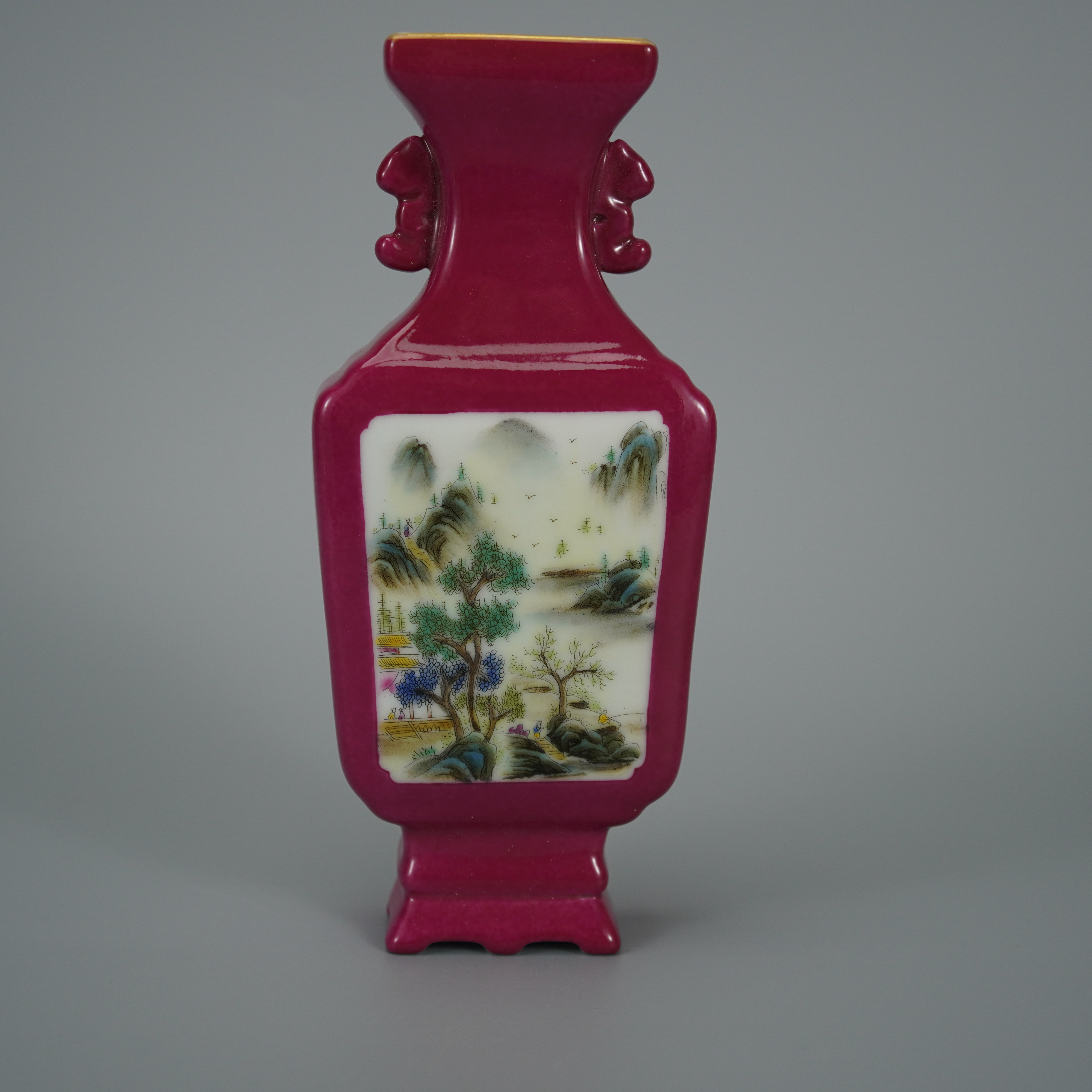 10142乾隆年制胭脂红釉开光山水壁瓶