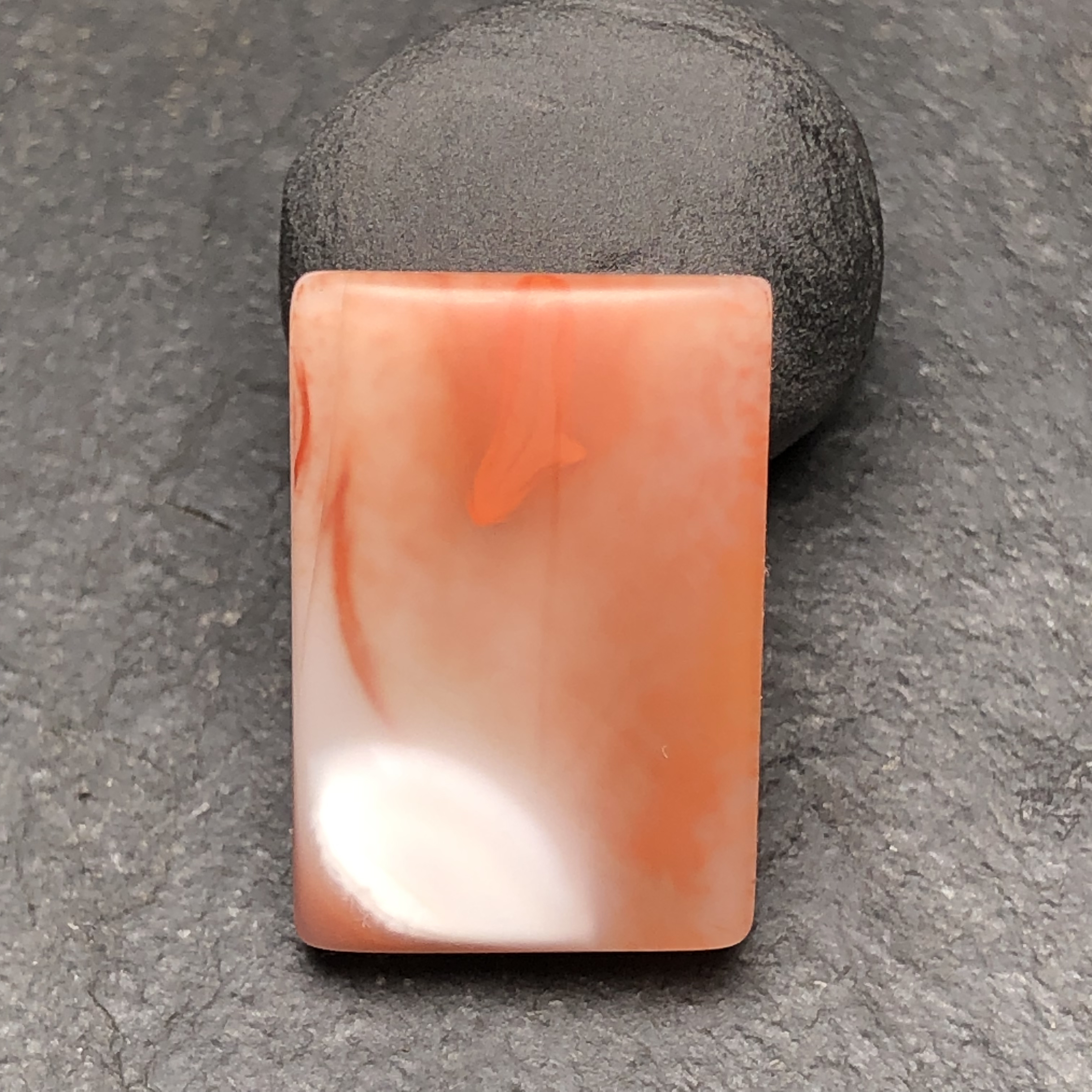 川料原矿南红手工打磨吊坠尺寸25x17.3x7.3毫米，无裂