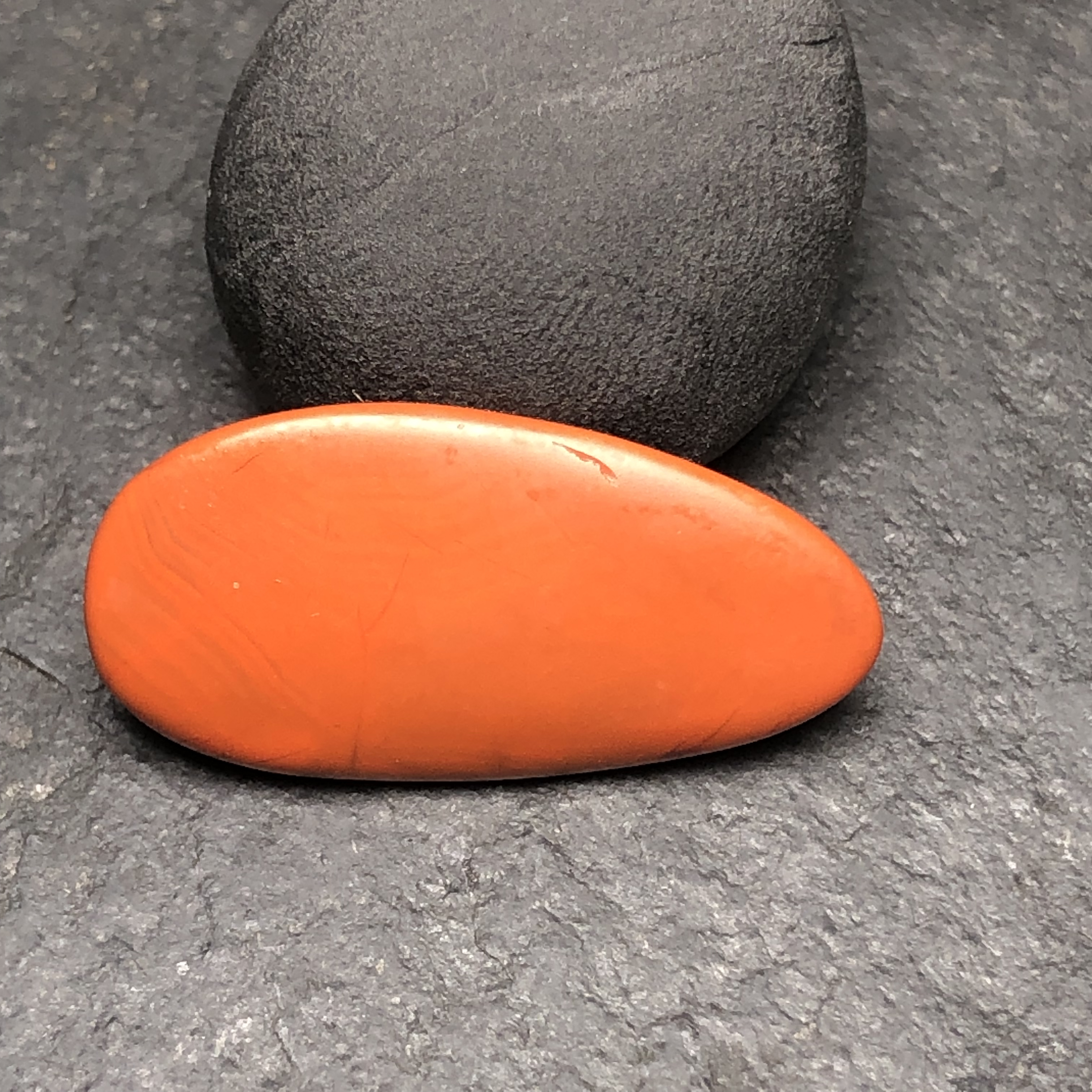 川料原矿南红手工打磨吊坠尺寸26.3x13x3.5毫米，无裂