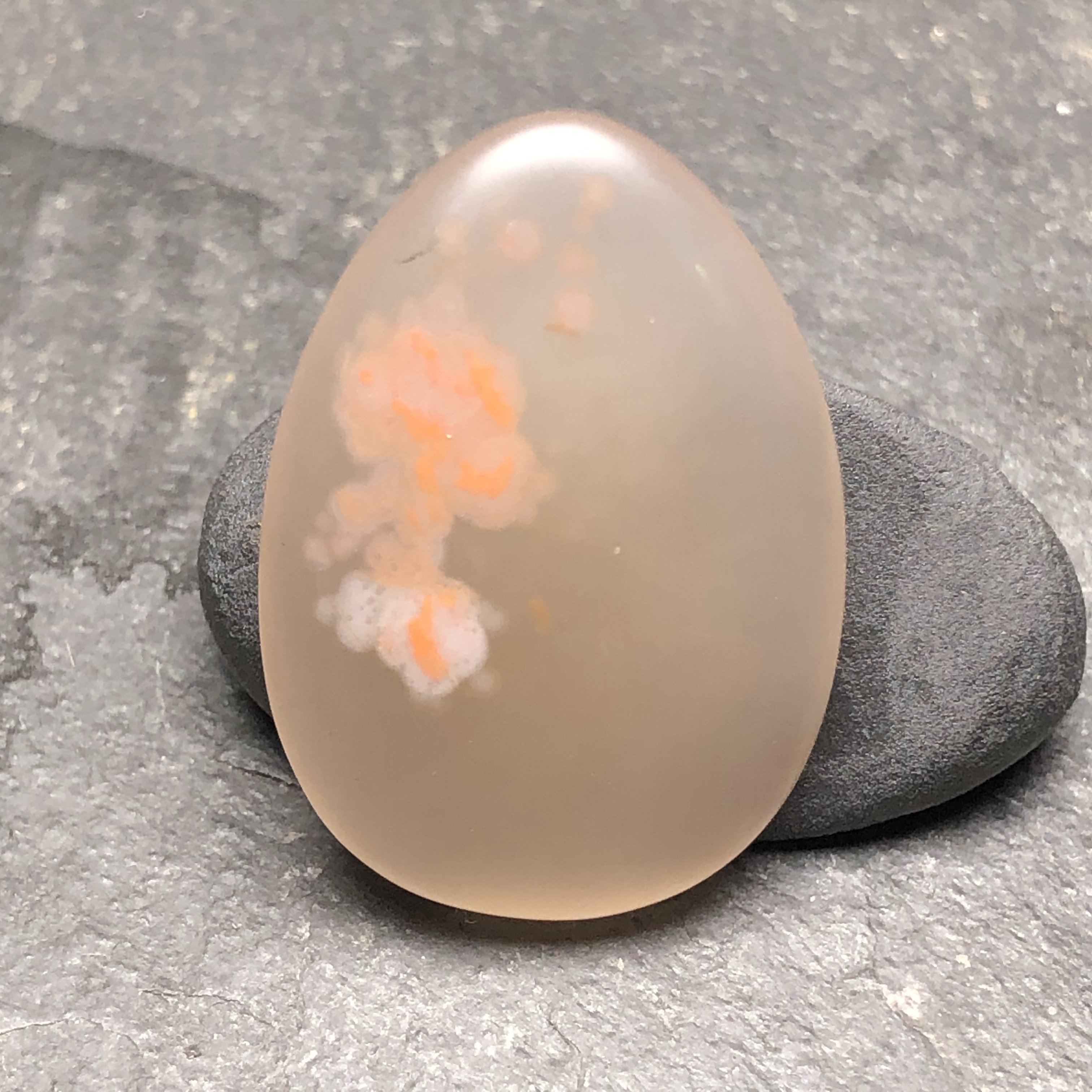 川料南红玛瑙手工打磨吊坠长33宽23厚7.5毫米，无裂