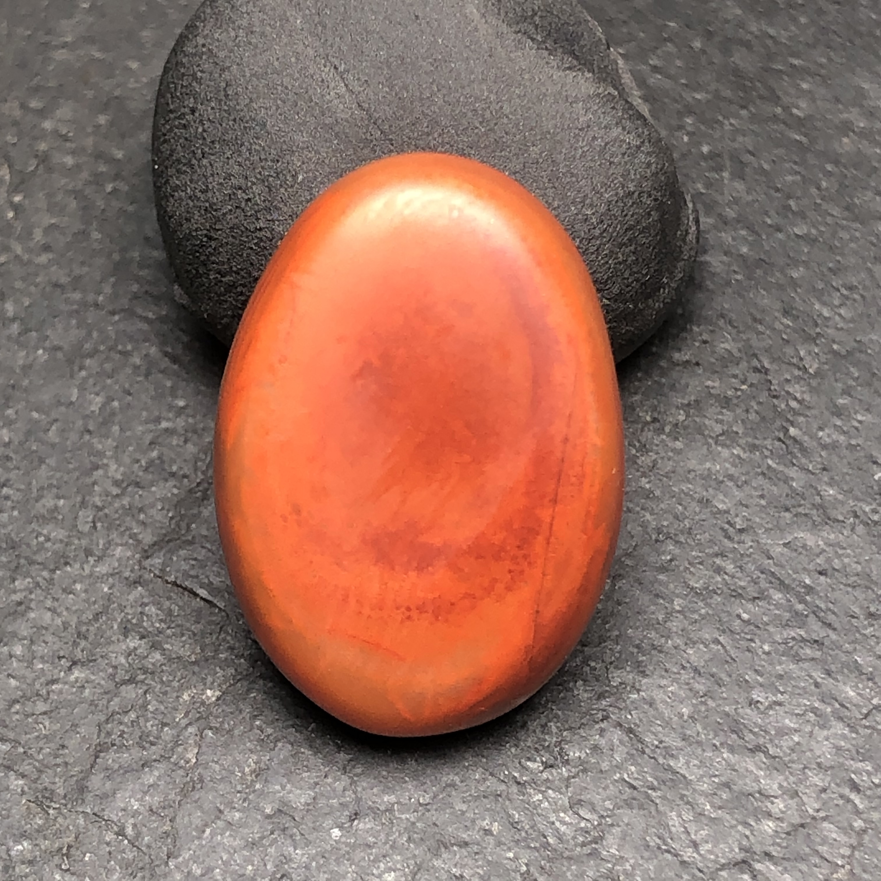 川料原矿南红手工打磨吊坠尺寸23.6x16.6x7.6毫米，无裂