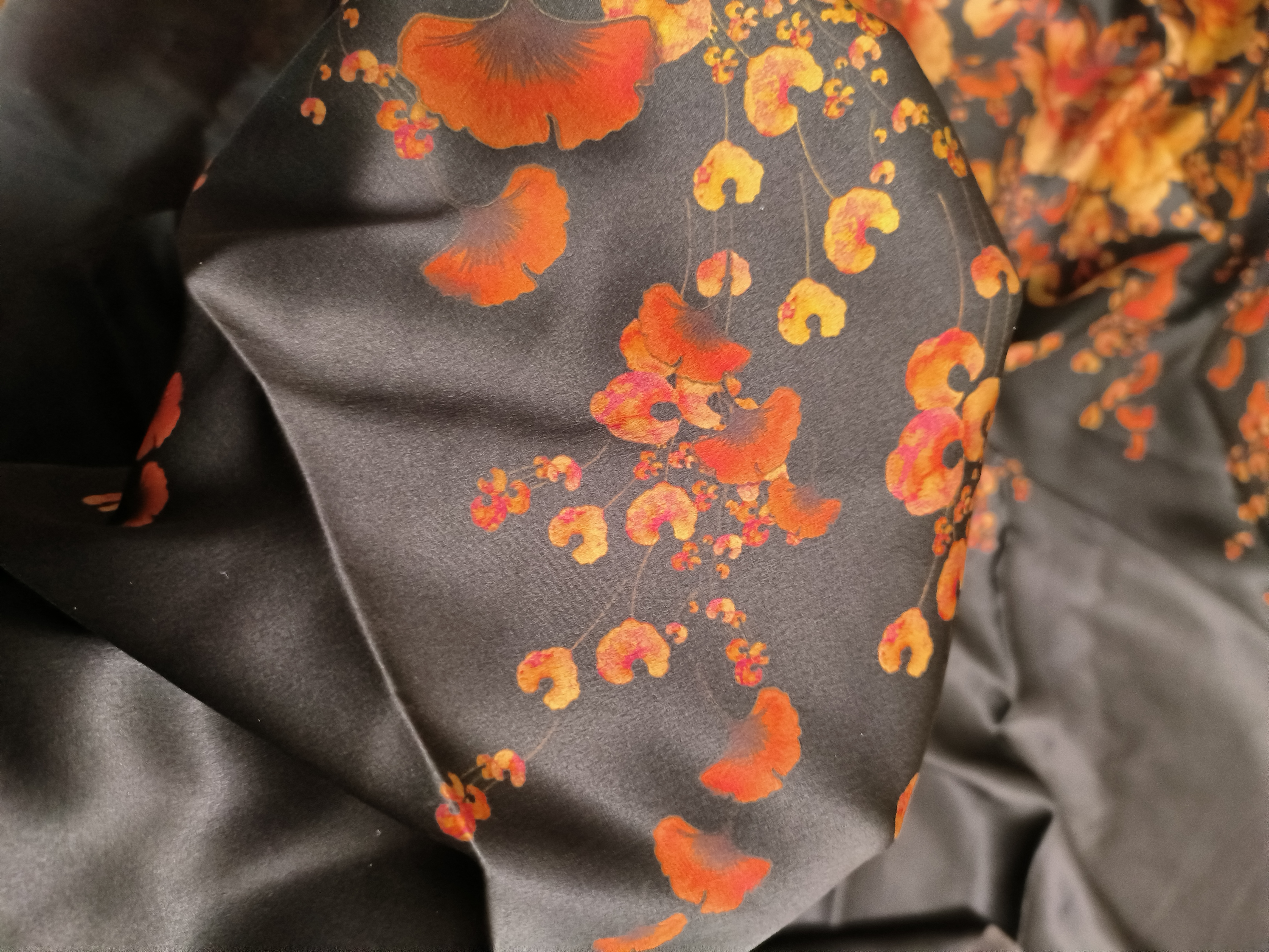 黑底银杏素缎面料110幅22姆米3.24米