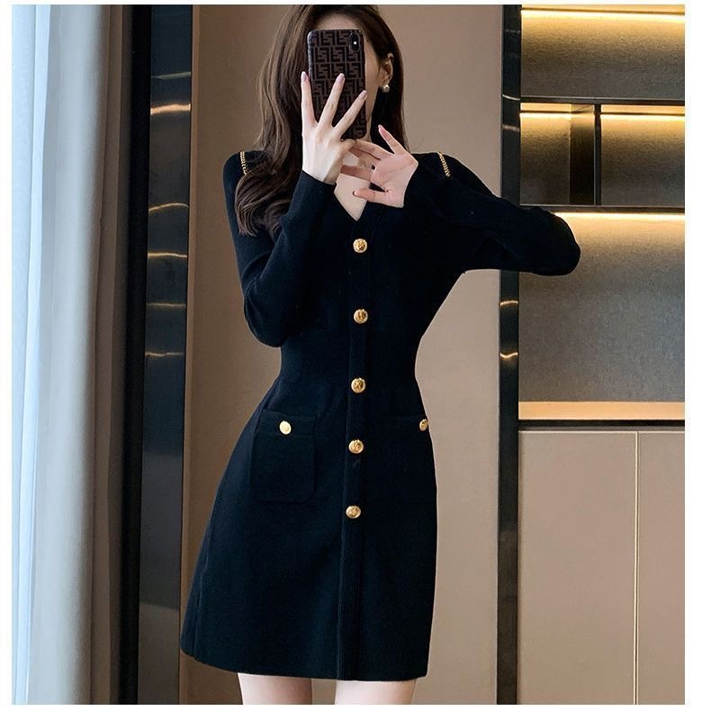 2025新款法式小香风气质轻熟风修身显瘦小个子黑色V领针织连衣裙