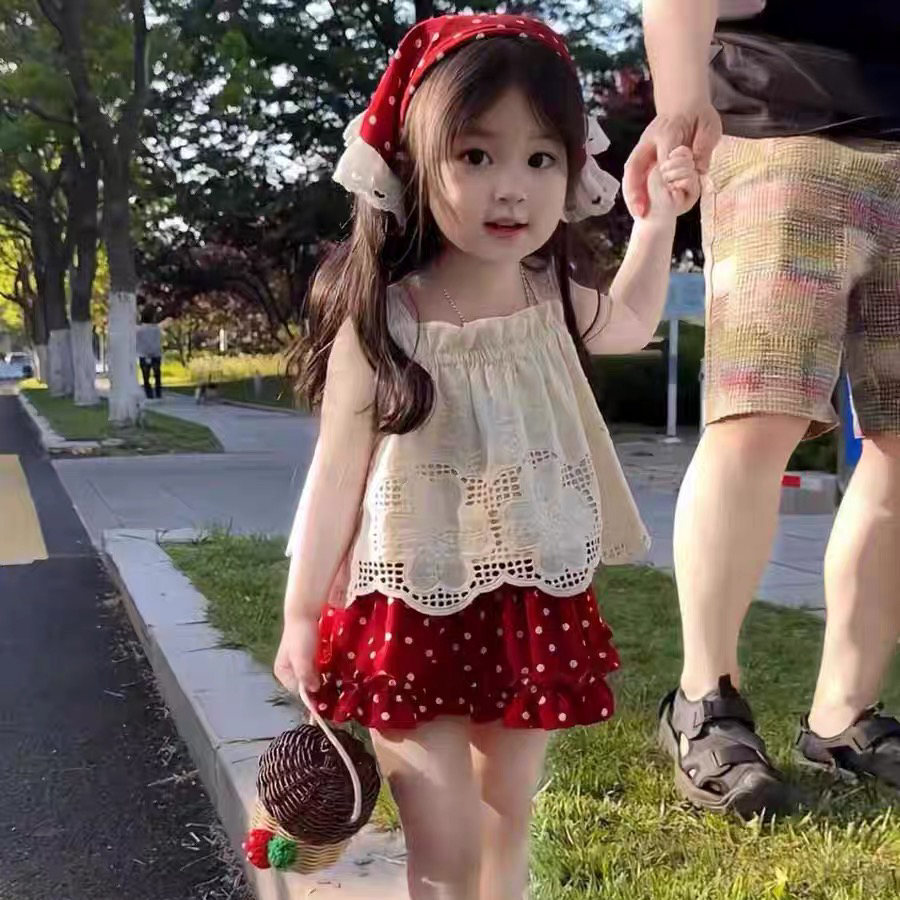 女童夏款套装2025洋气采蘑菇的小可爱女宝钩花刺绣波点裙裤两件套