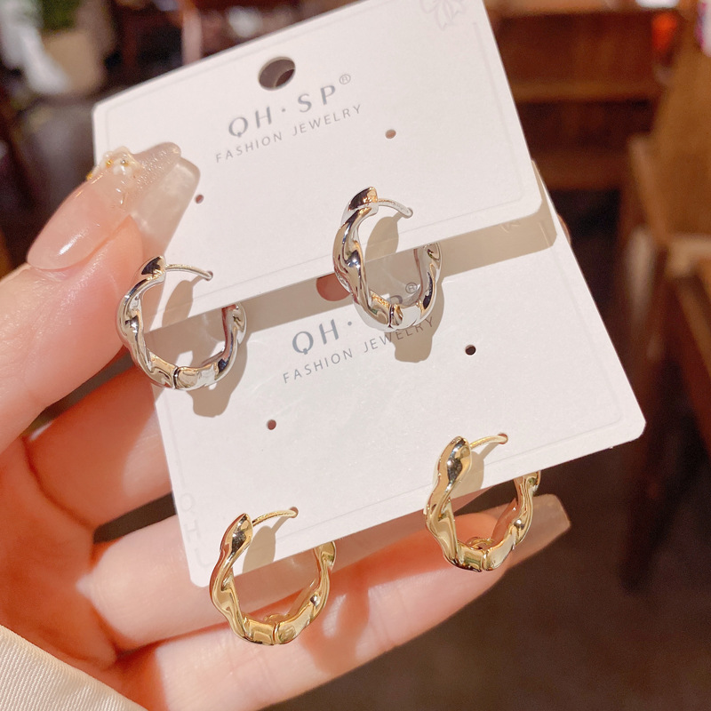 铜合金亚克力耳饰高级感金属扭曲耳圈女夏2023年新款潮耳环轻奢小