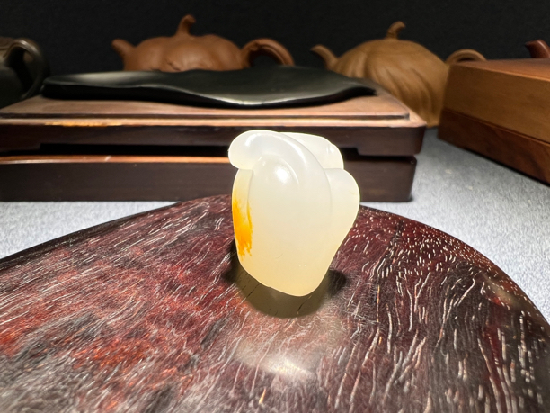 苏咏春作品灵猴红皮白玉独籽雕刻