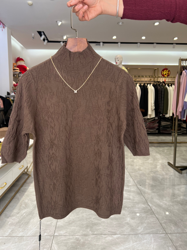 时尚中袖百搭小衫