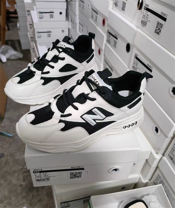 秋季潮流新款防滑透气耐磨女鞋休闲百搭软底跑步鞋