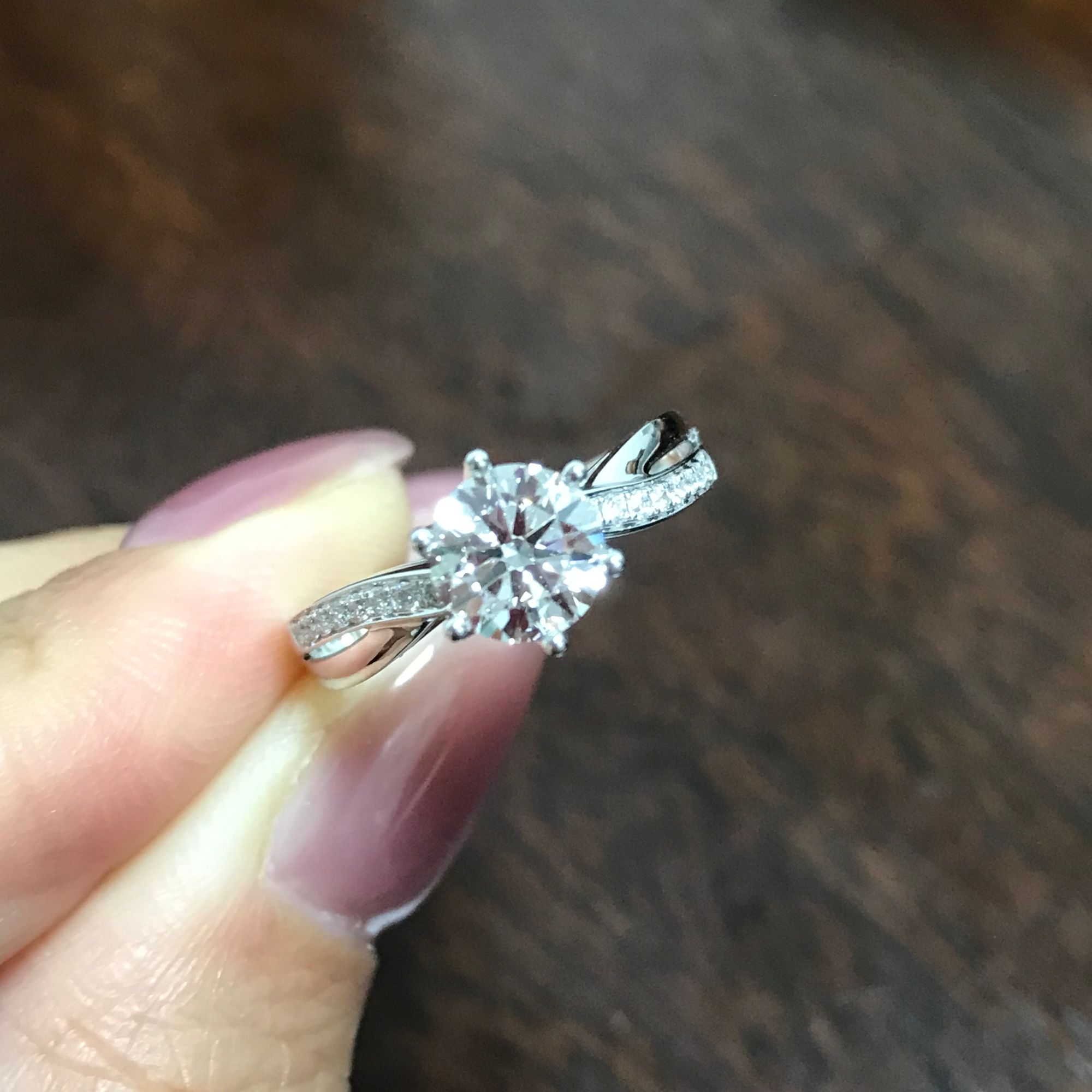 实验室培育钻石18K镶皇冠六爪钻戒 扭臂显瘦款 婚戒/纪念/悦己