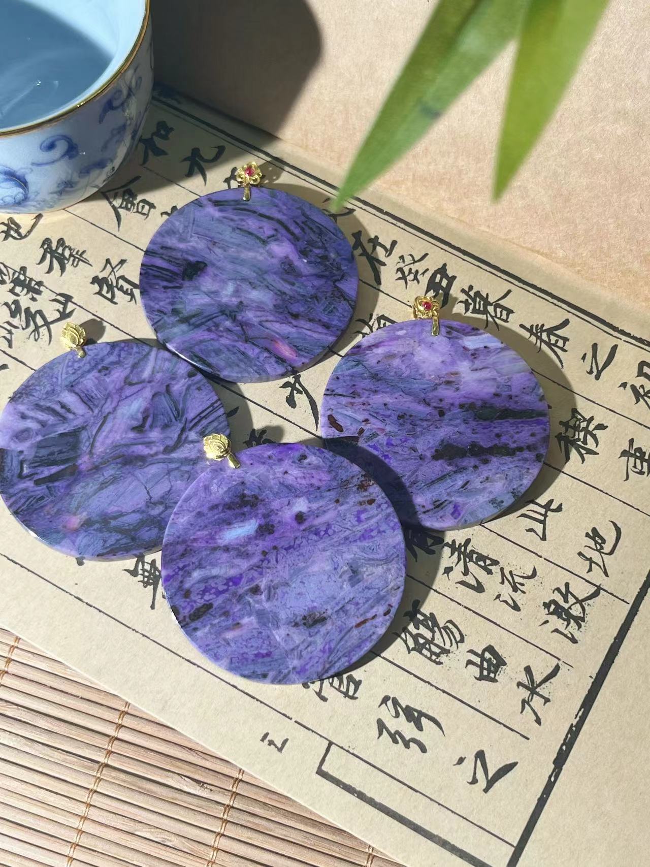 【大美】18K/南非老矿 舒俱来泥地樱花料圆牌吊坠@多样性发其一