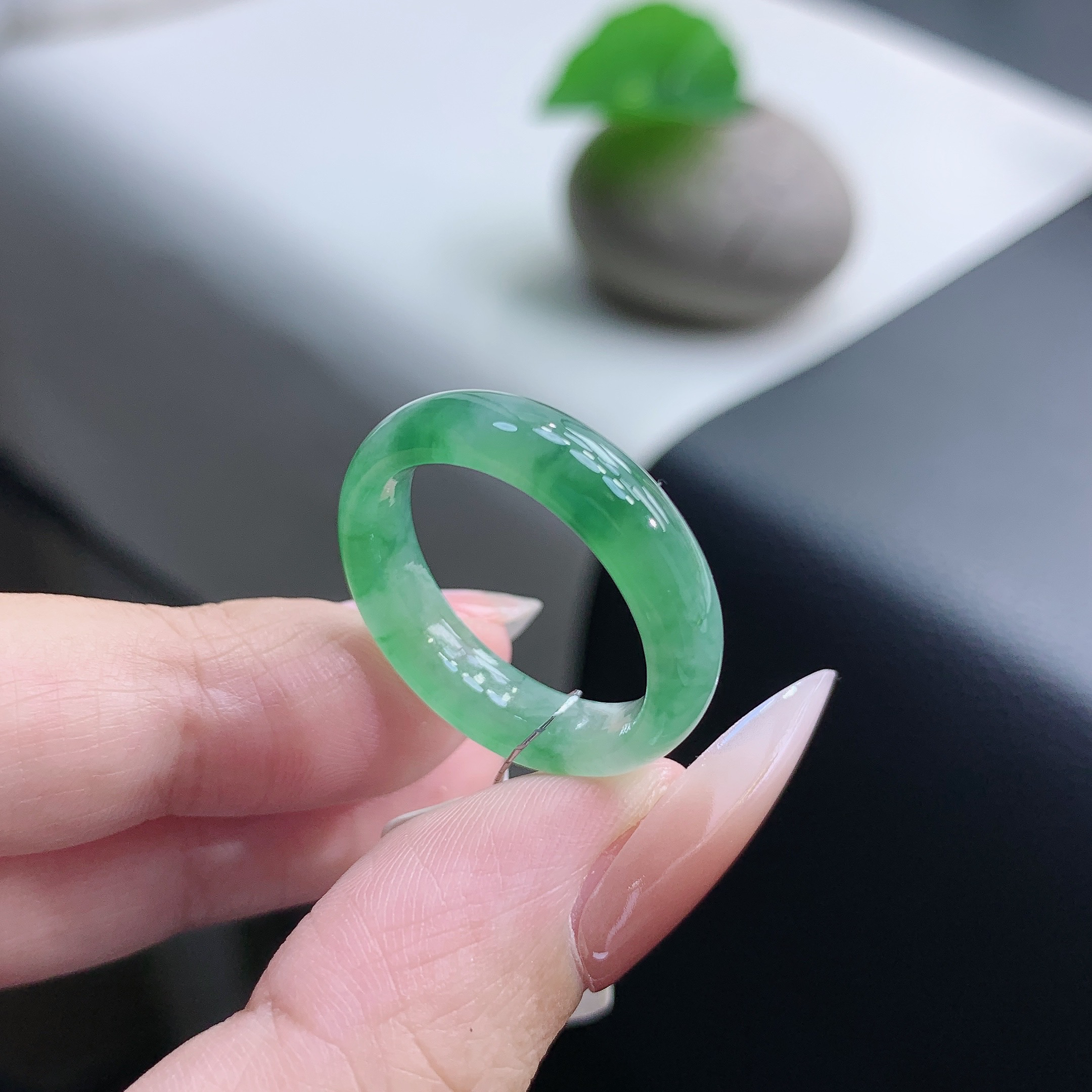 缅甸天然A货 17-18号 满绿飘绿翡翠戒指绿色 尺寸18-5.5-3.1mm