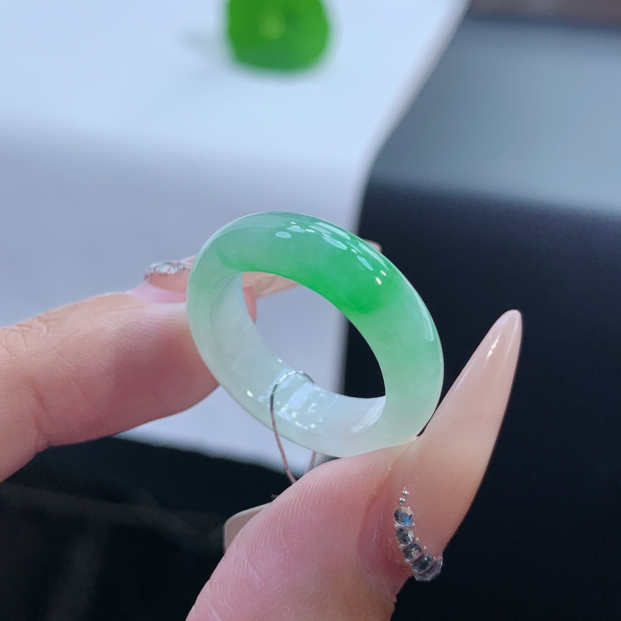 15号 缅甸天然A货 冰飘阳绿翡翠戒圈 尺寸17-5.8-3.4mm