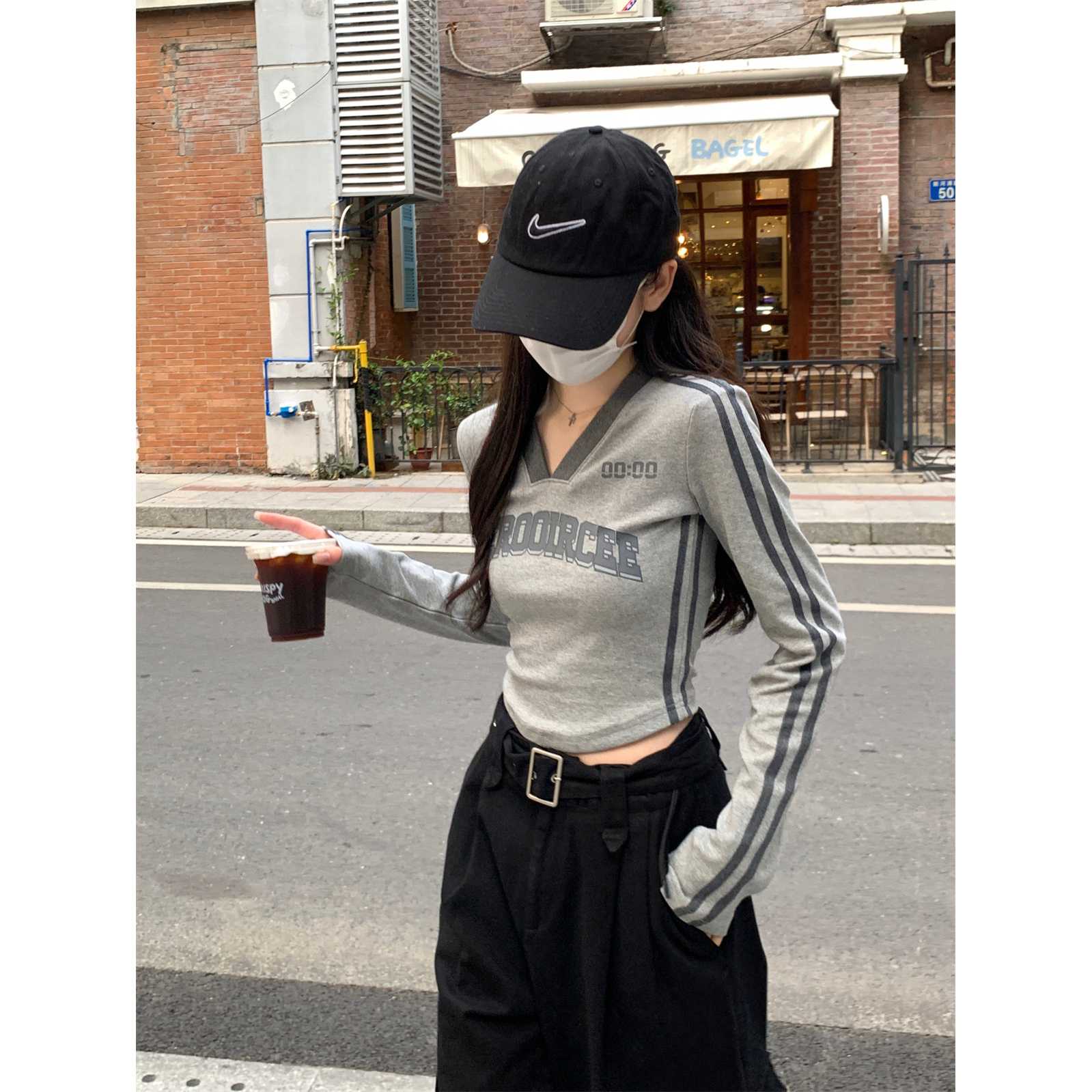 美式辣妹复古字母印花T恤女春秋2025新款修身V领显瘦短款打底上衣