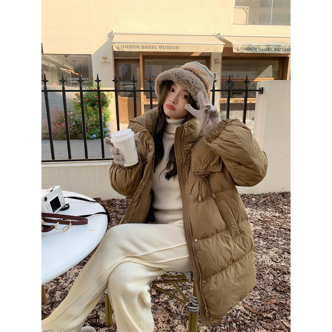 中长羽绒服女2023年冬新款连帽加厚宽松帽檐蝴蝶牛角扣白鸭绒外套