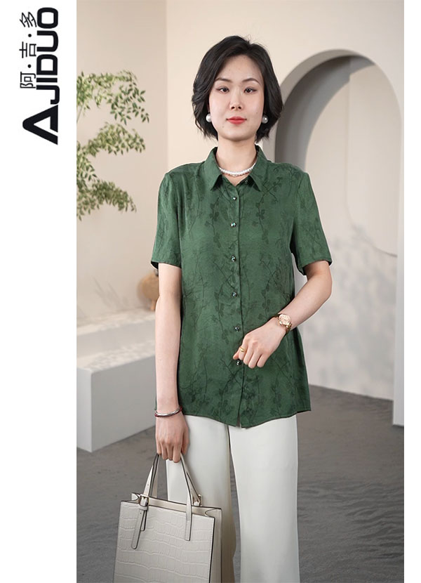 铜氨丝凉感绿色衬衫女夏季新款妈妈装时尚洋气显瘦抽褶小衫