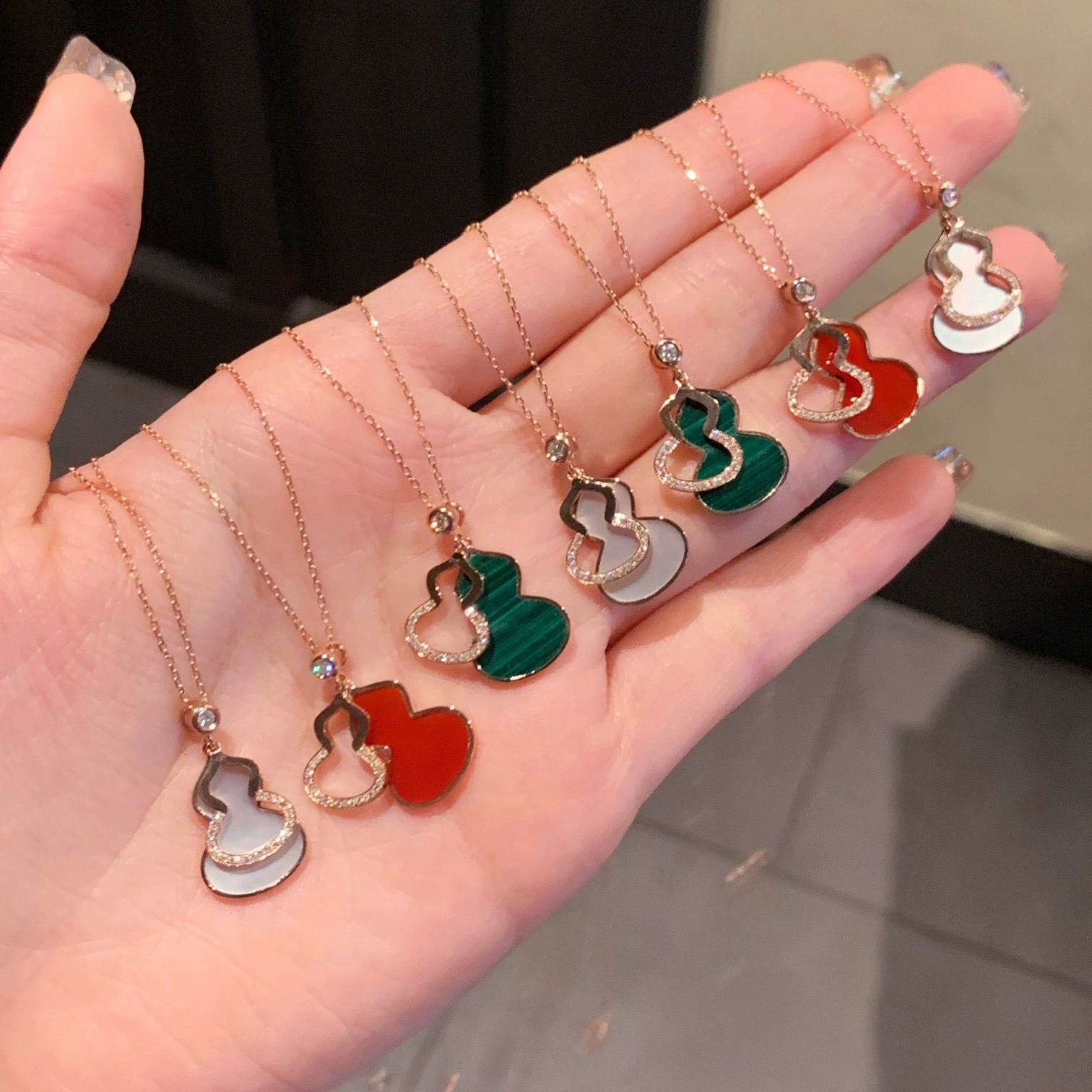 18k玫瑰金钻石葫芦项链轻奢小众设计感锁骨链百搭双分叉女友礼物