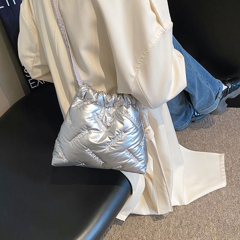 今年流行爆款太空棉服包包女2023新款简约大容量单肩斜挎水桶包潮