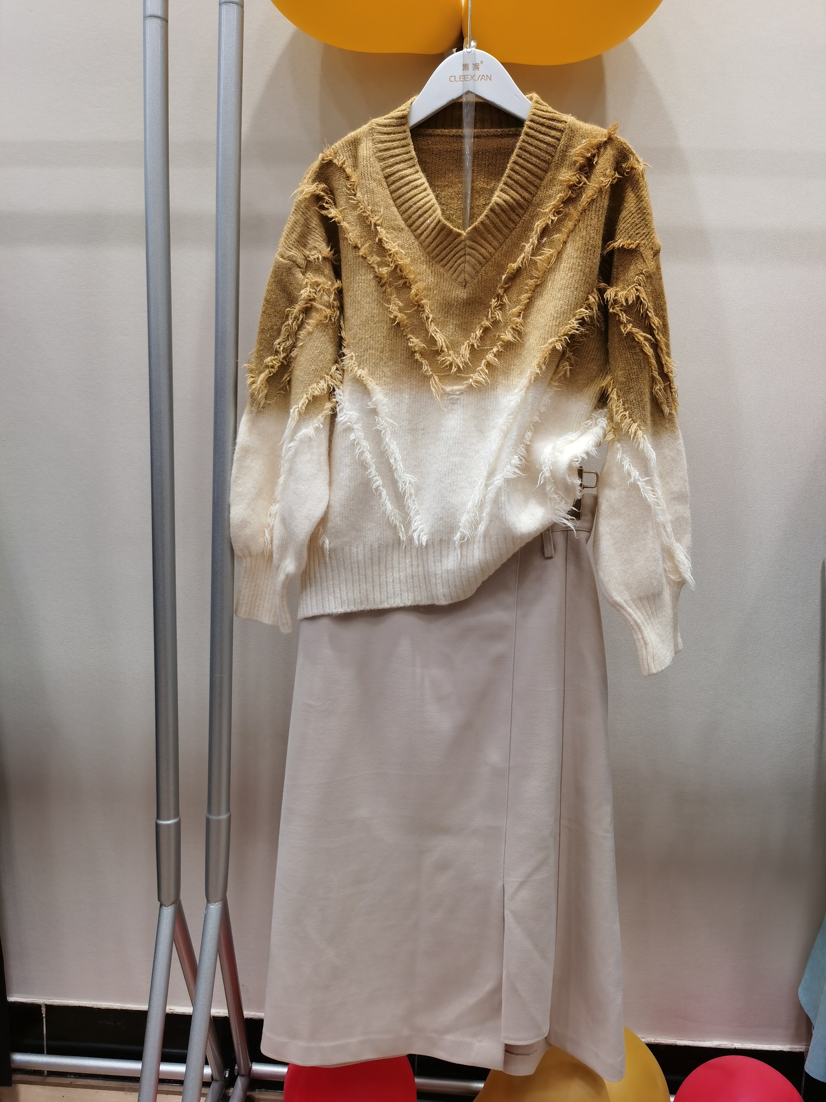 气质时尚女款毛衣