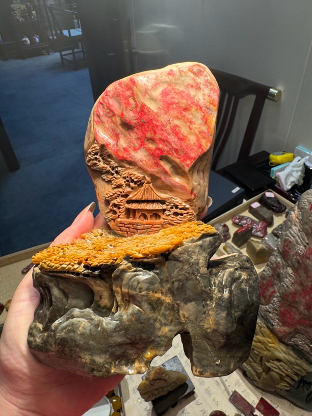 昌化鸡血石摆件，血色鲜艳，雕工精细！