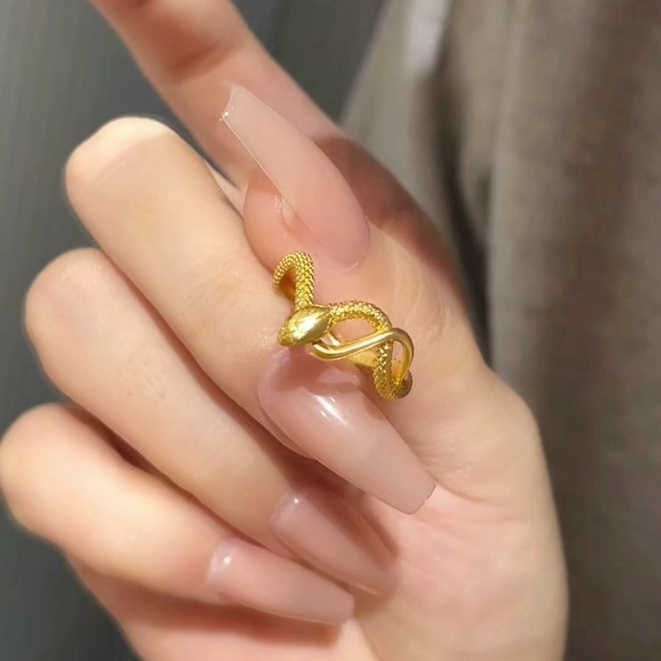 钛钢戒指 新款不掉色灵蛇可调节戒指女士轻奢简约