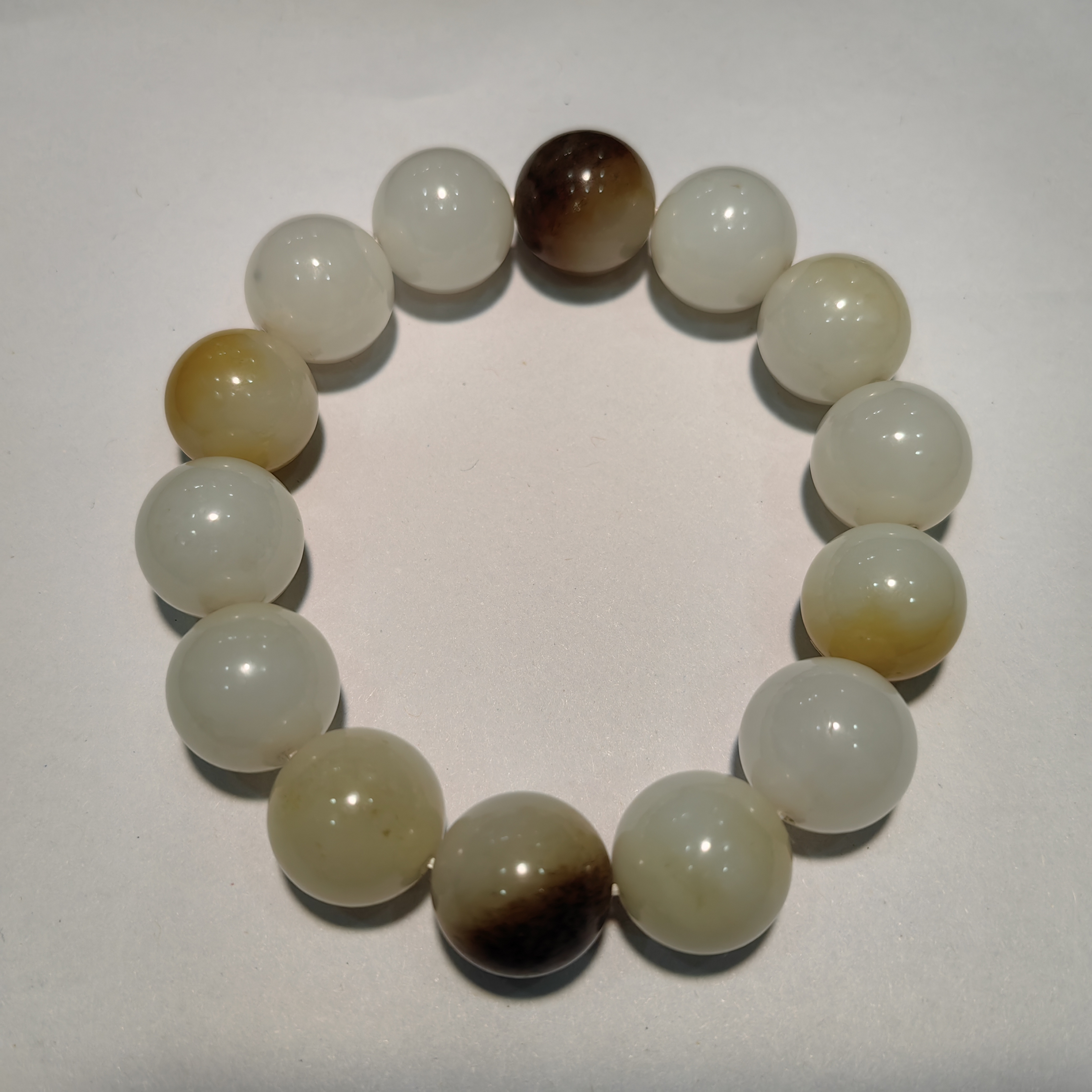 和田玉且末糖白料手串。佩戴盘玩时尚高雅