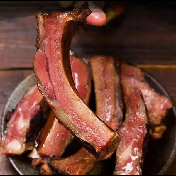 农家柴火冷烟慢熏腊排骨