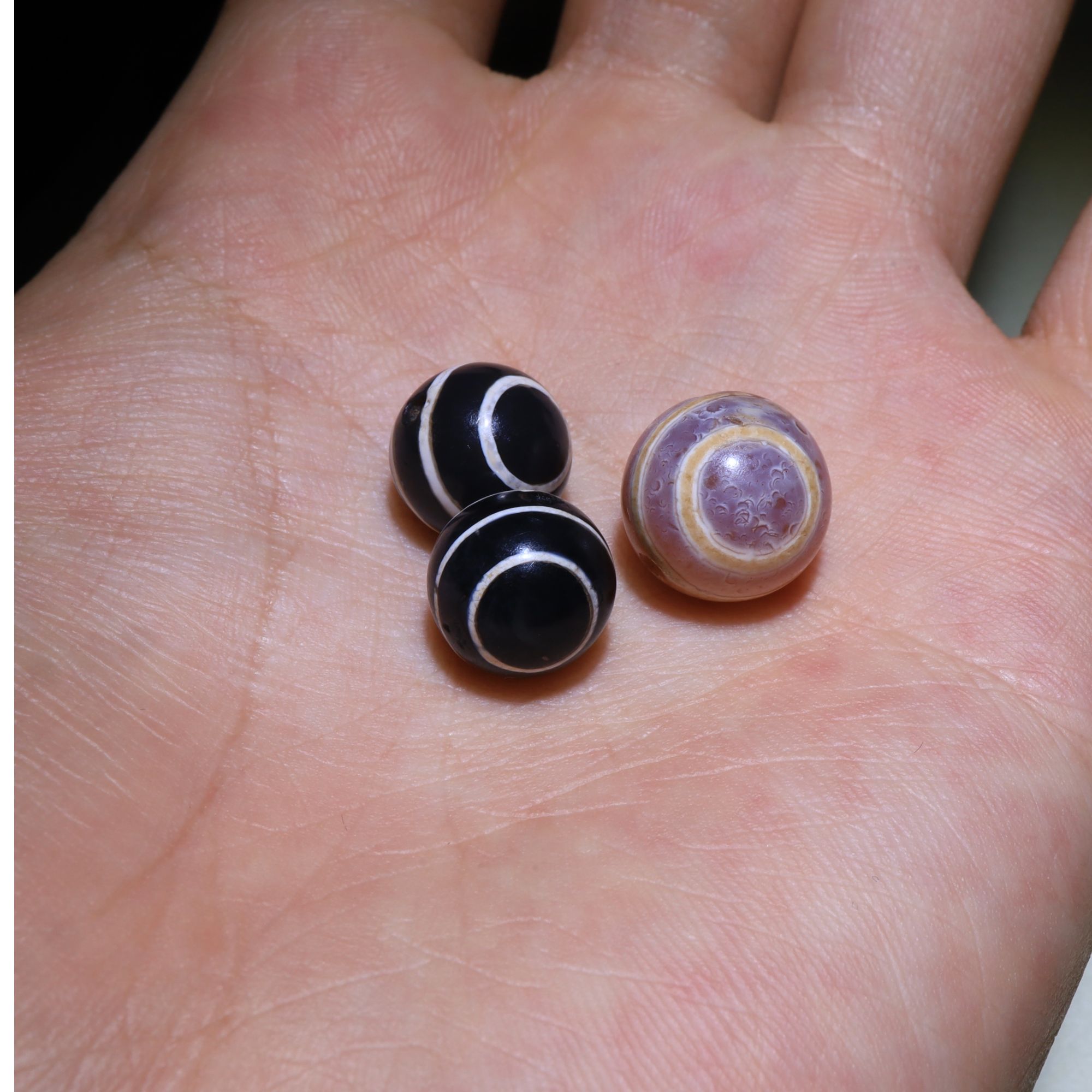 千年到代pyu鬼眼，线条清晰，眼睛周正