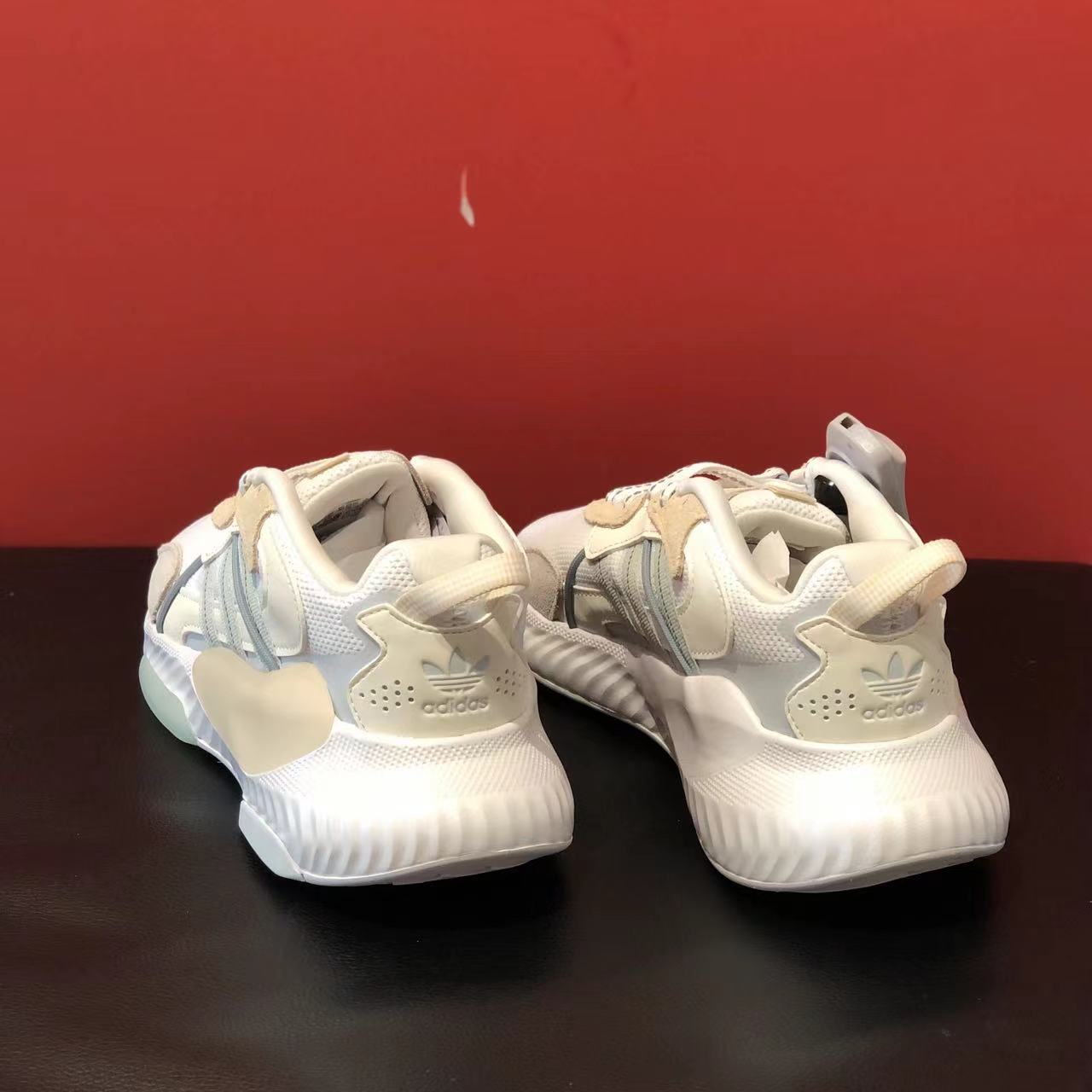 ADIDAS/阿迪达斯三叶草情侣款休闲鞋男女轻便透气运动鞋ID1128