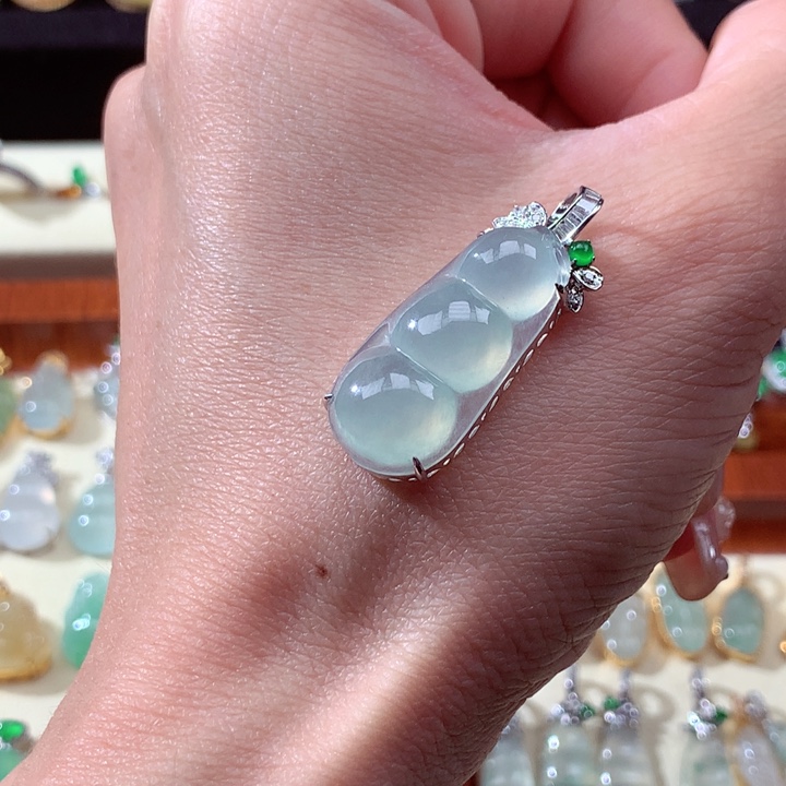 翡翠颈饰18K金镶嵌翡翠