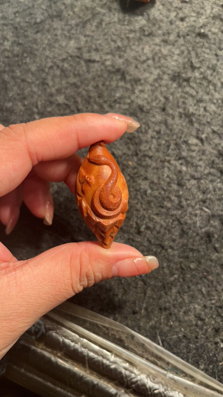 纯手工橄榄核雕蛇单子