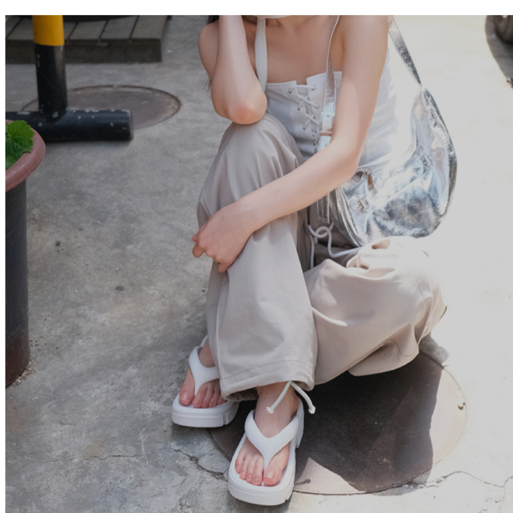 Mooreyu踩屎感人字拖女夏2023新款夹脚凉拖鞋海边外穿防滑沙滩鞋
