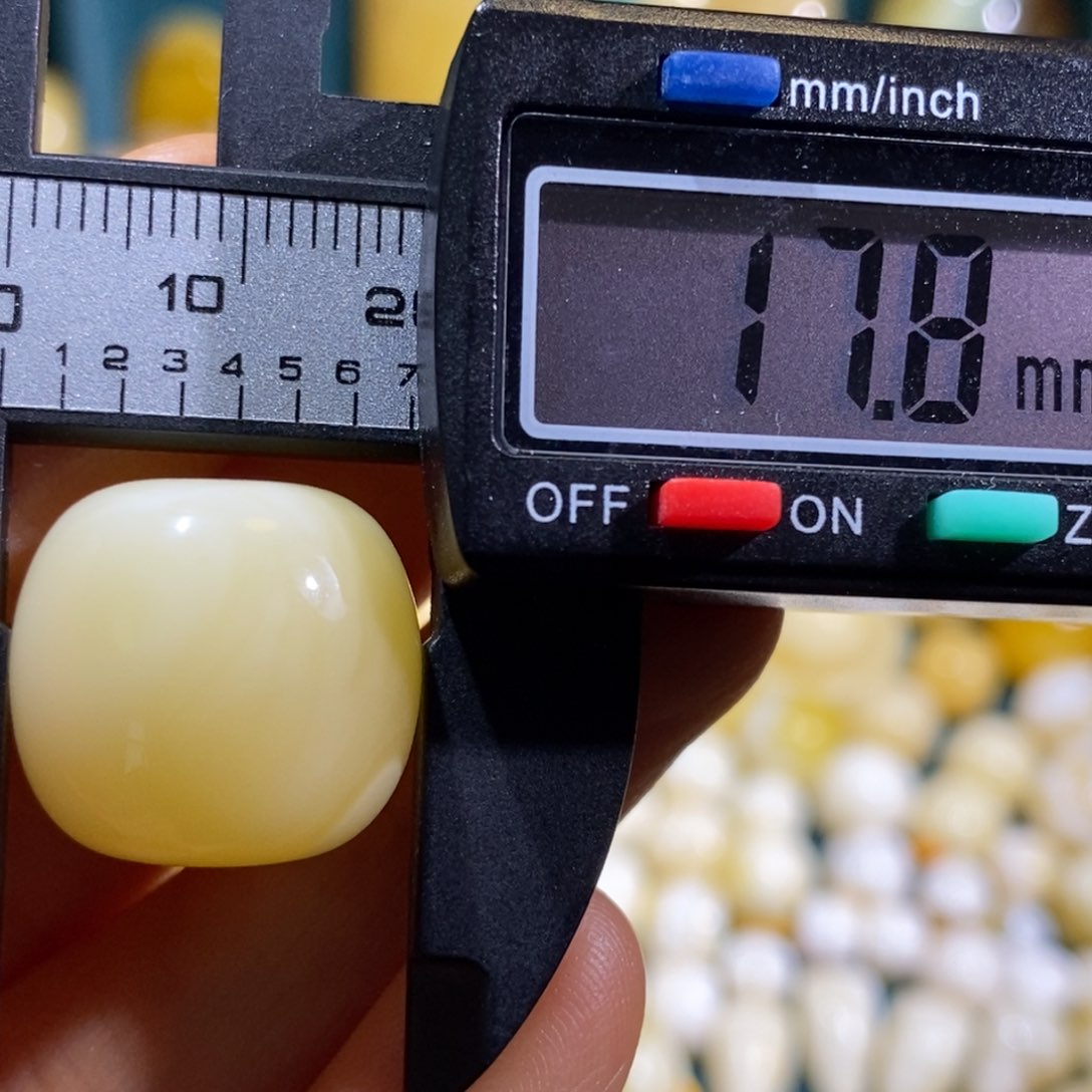 琥珀裸石未镶嵌配饰