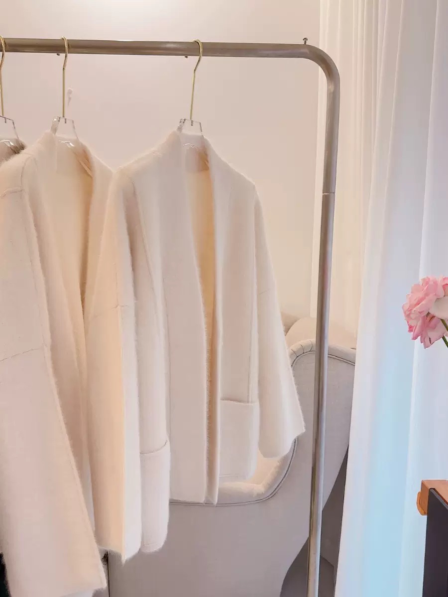 超大气v领2024秋冬新品狐狸绒漂亮灰色针织衫软糯毛衣女超轻超软