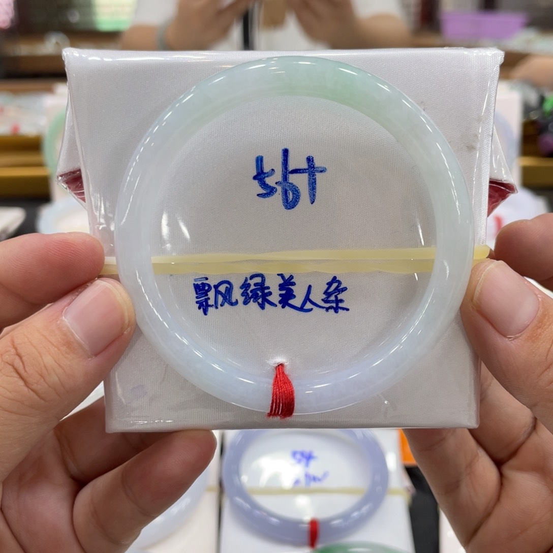 翡翠手镯未镶嵌翡翠