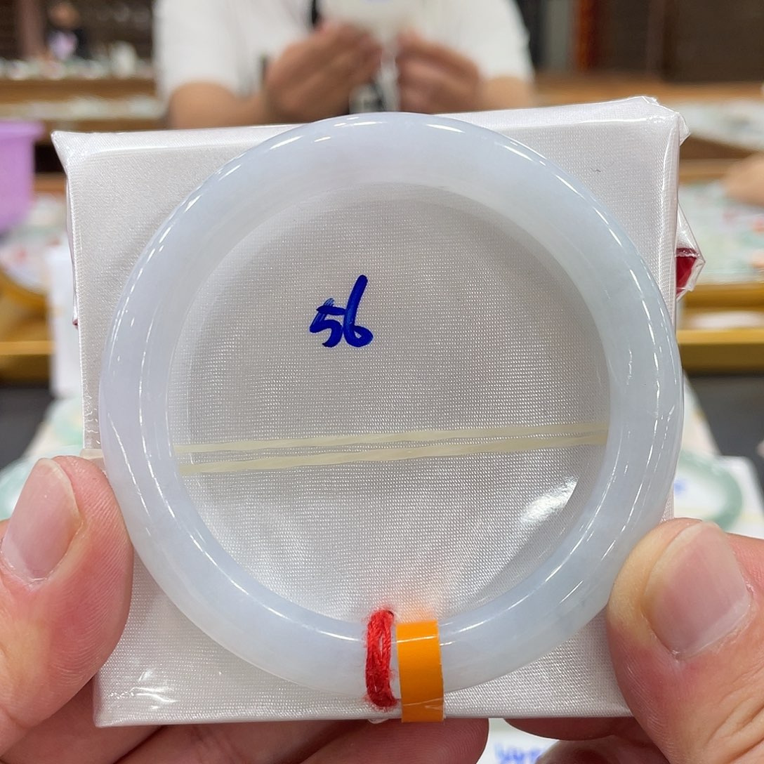 翡翠手镯未镶嵌翡翠