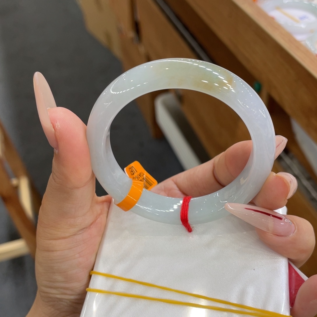 翡翠手镯未镶嵌翡翠手镯
