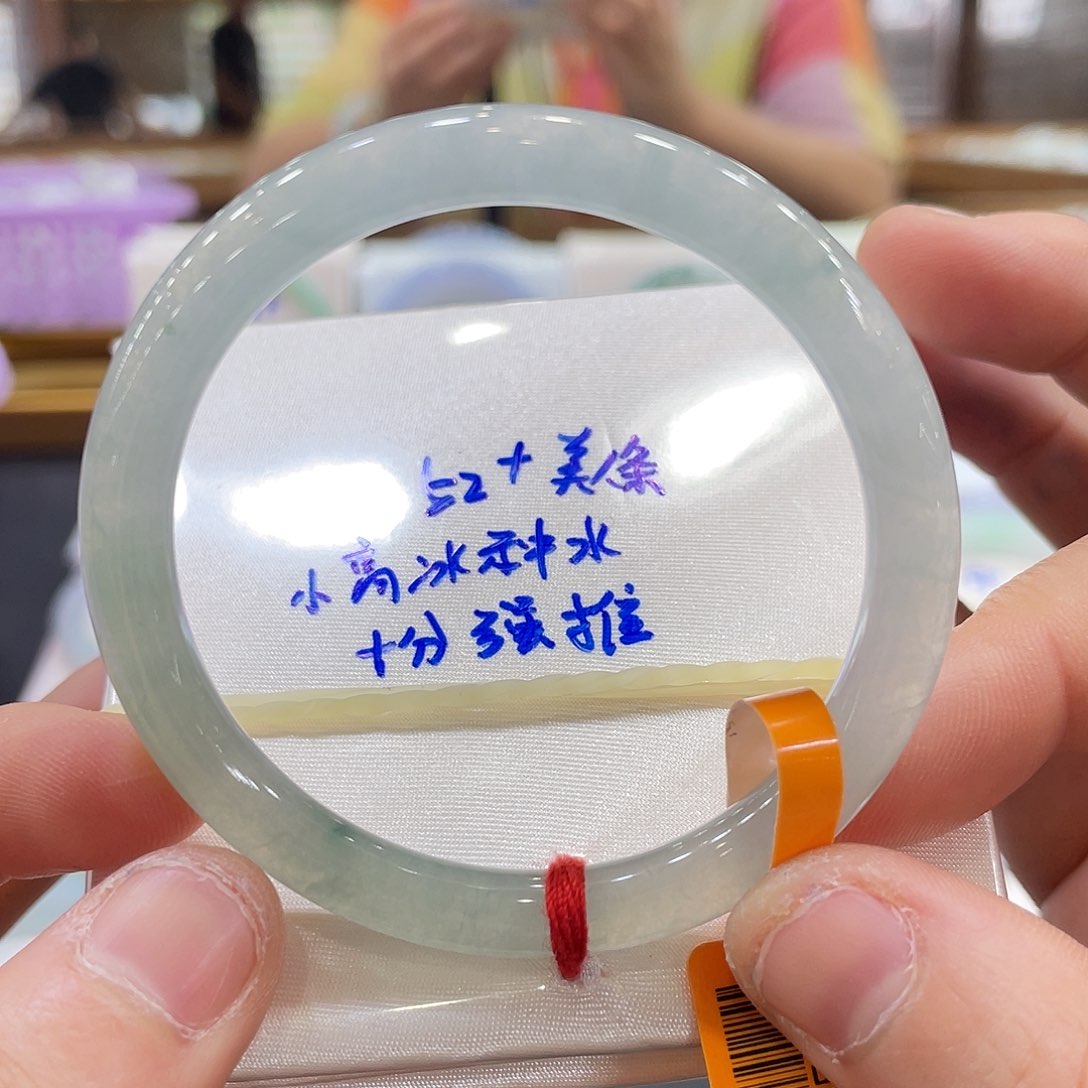 翡翠手镯未镶嵌翡翠手镯