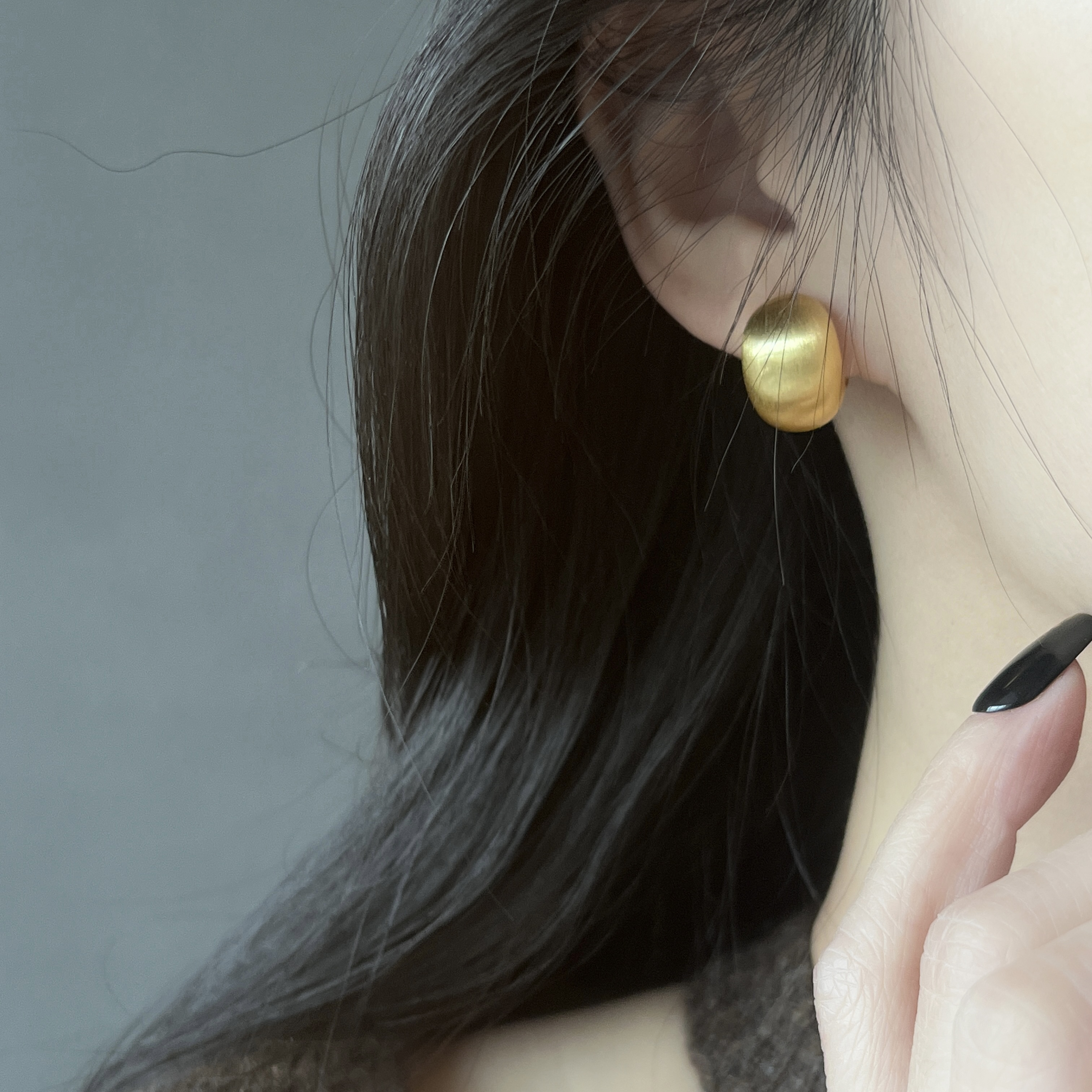 【黑糖饰品】新年百搭款贺岁耳饰金色手工拉丝小豌豆耳环E1295商品图