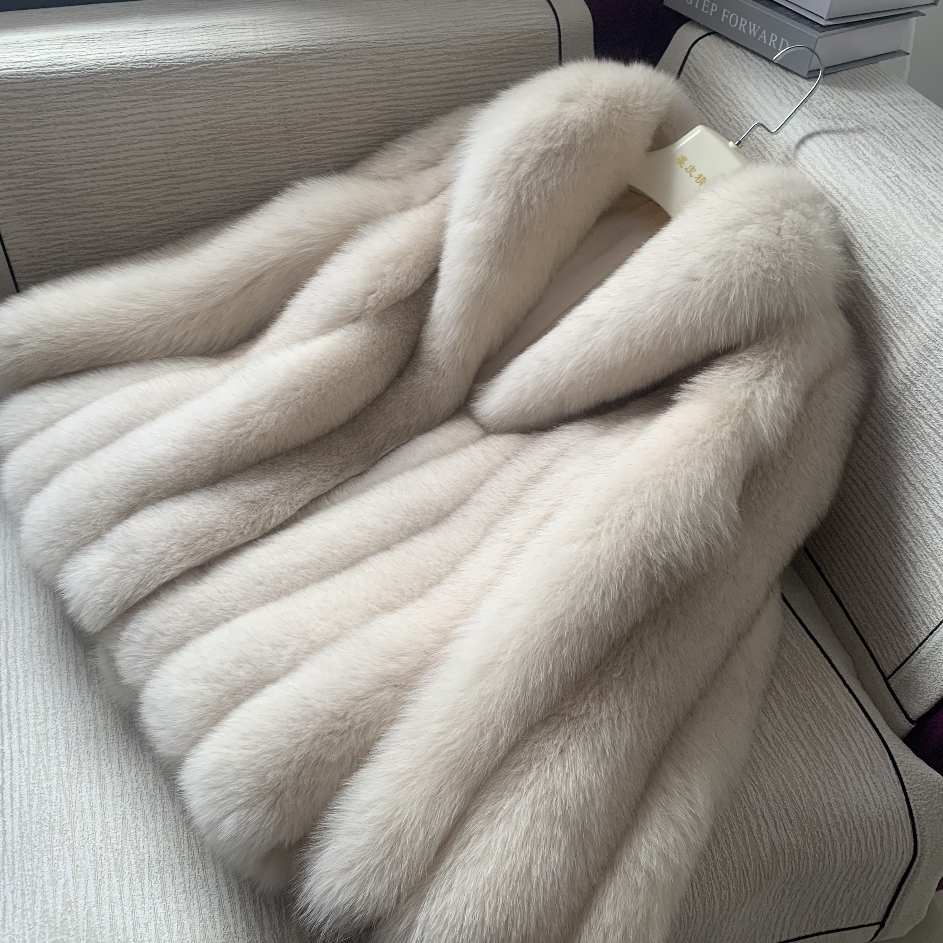 2024新款小青果狐狸毛定染色重工嵌革工艺中长款轻奢风皮草女