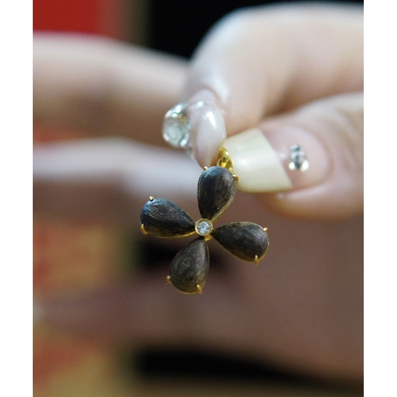 沉香吊坠18K金镶嵌四叶草设计  送925链子